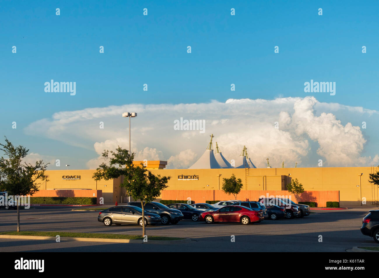 Un ripiano cloud su sviluppo di Oklahoma City, Oklahoma, Stati Uniti d'America. È causata da una corrente ascensionale e un downdraft di una tempesta davanti. Foto Stock