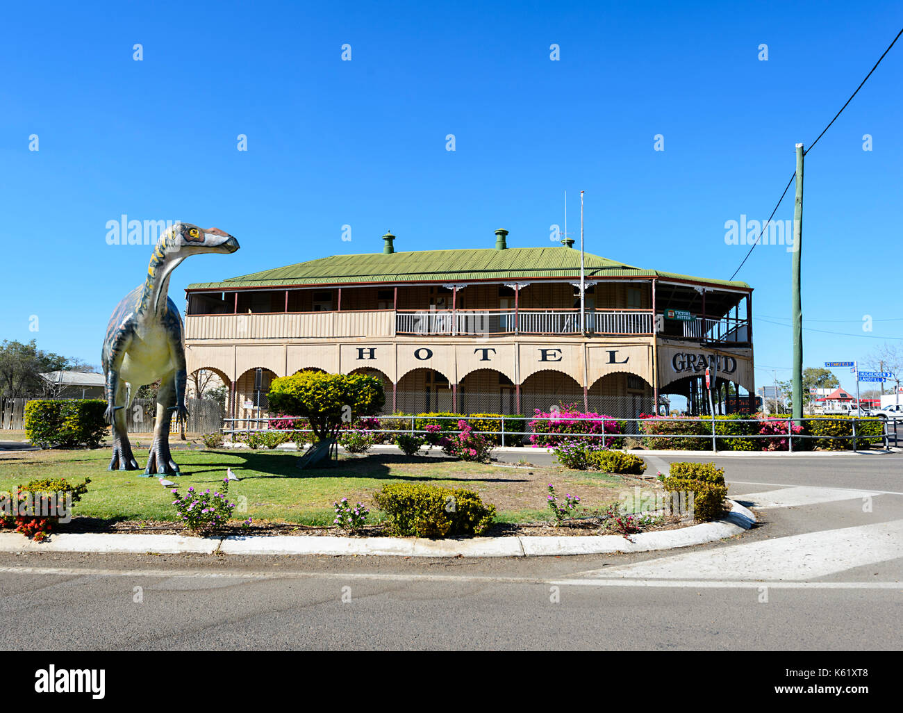 Il Muttaburrasaurus si trova di fronte al patrimonio dell'umanità Grand Hotel, Hughenden, Queensland, QLD, Australia Foto Stock