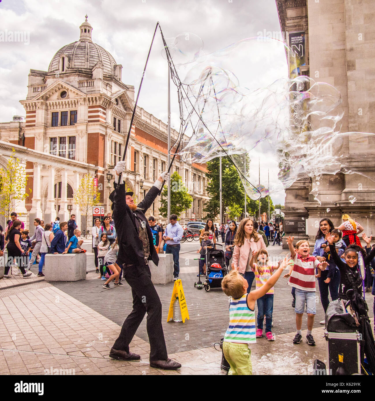 Animatore di strada con bolle, South Kensington, Londra Foto Stock