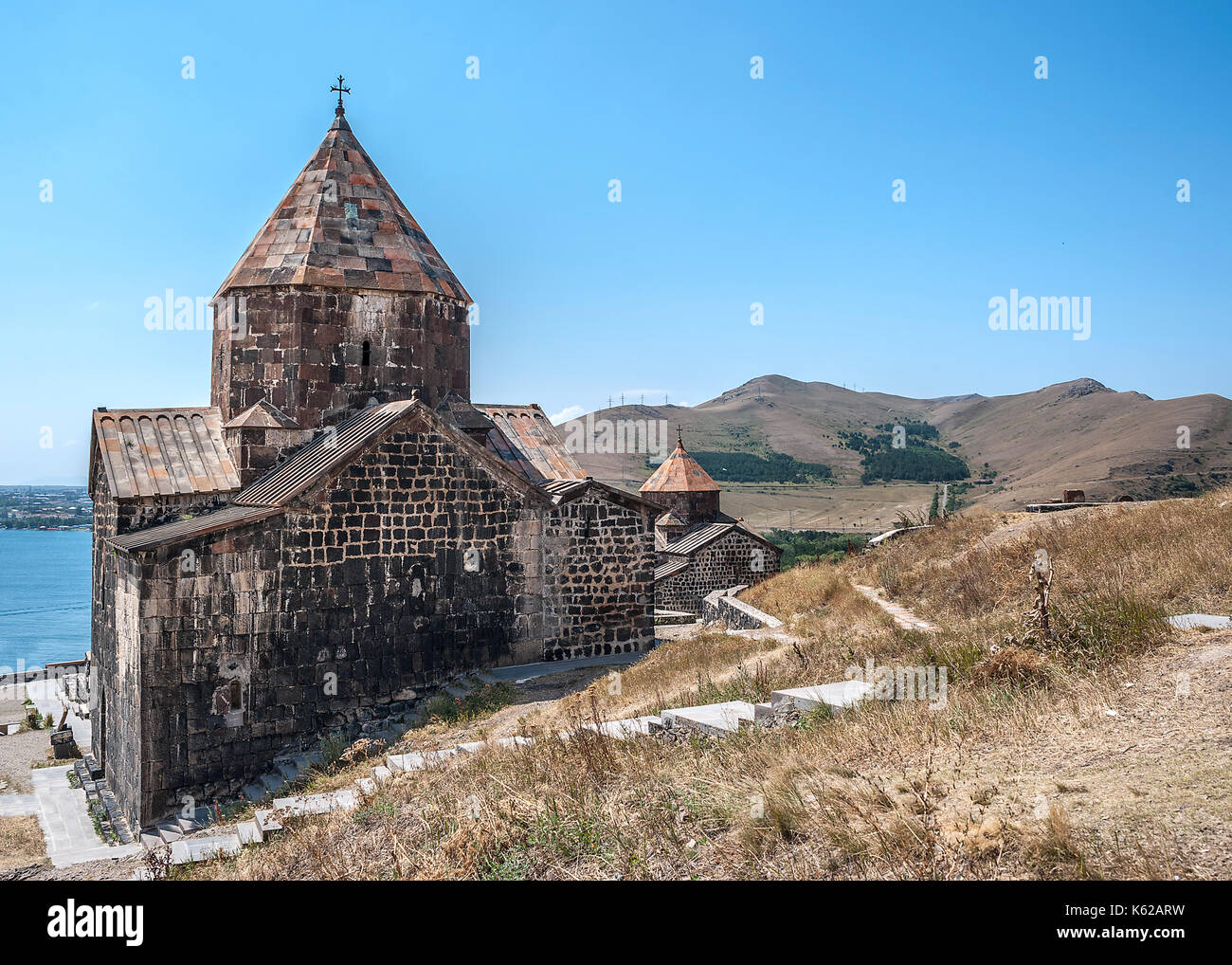 Armenia. La chiesa di st. astvatsatsin e la chiesa di surb arakelots nel monastero di sevanavank, costruito nell'ottavo secolo. Vista sul lago di sé Foto Stock