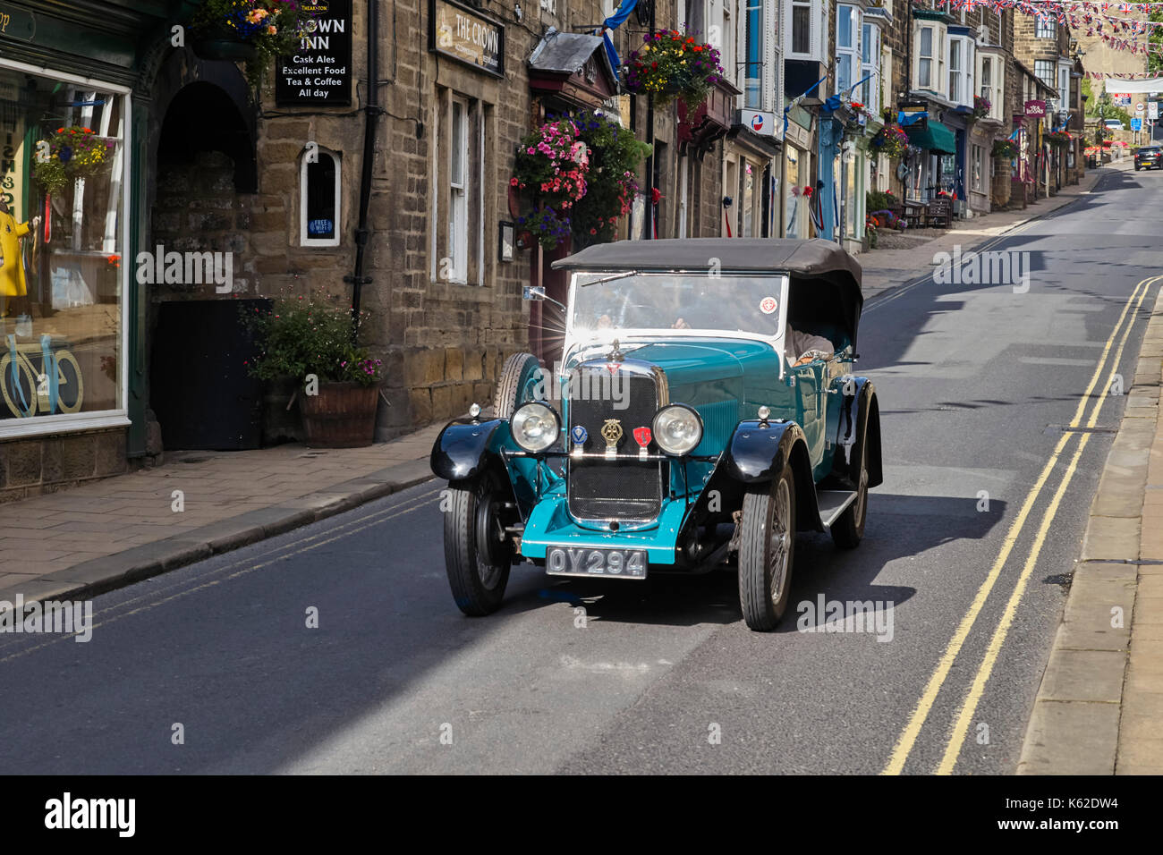 Vintage Alvis guidando attraverso il ponte Pateley nello Yorkshire Foto Stock