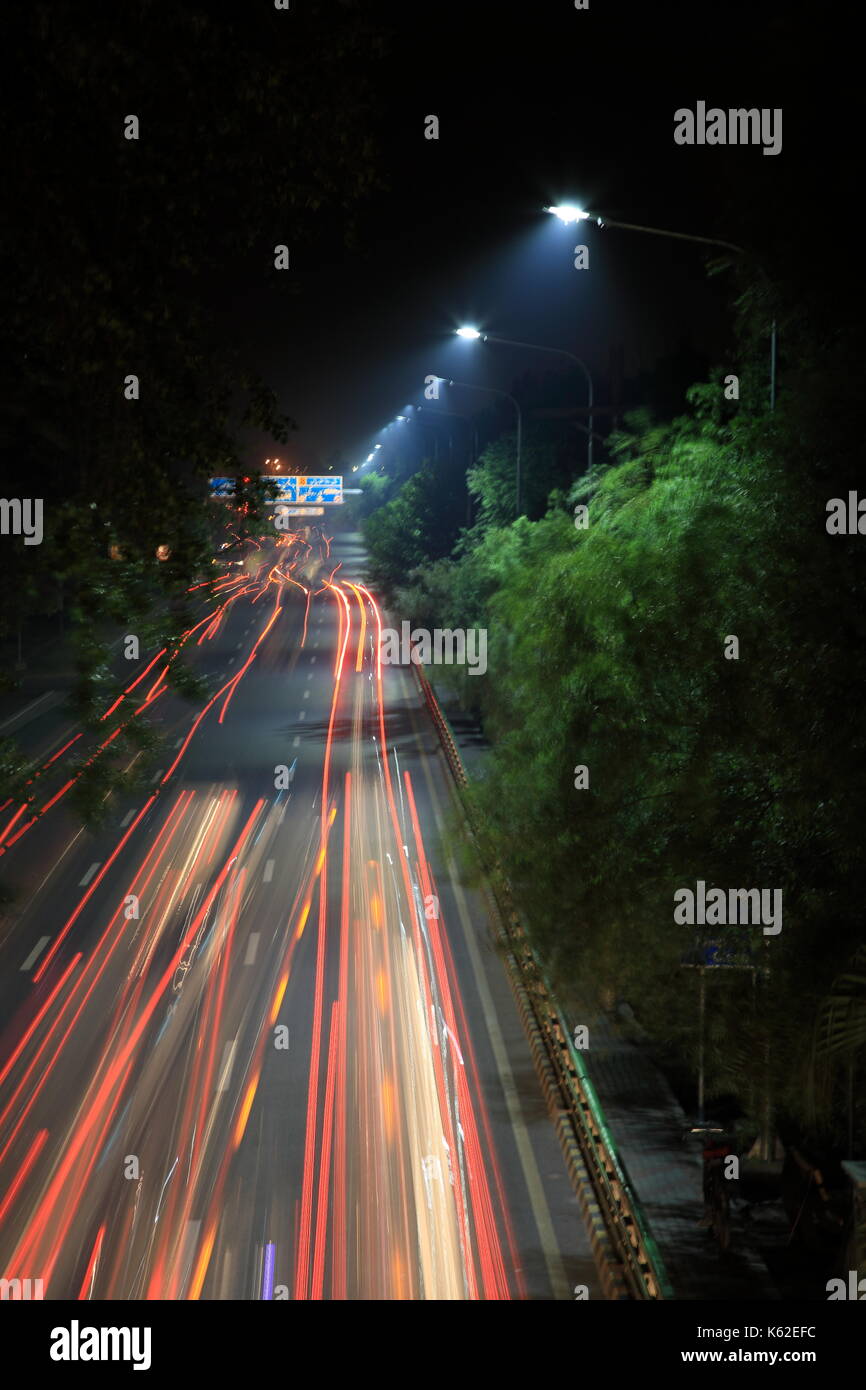 I percorsi della luce a Canal Road, Lahore, Pakistan Foto Stock