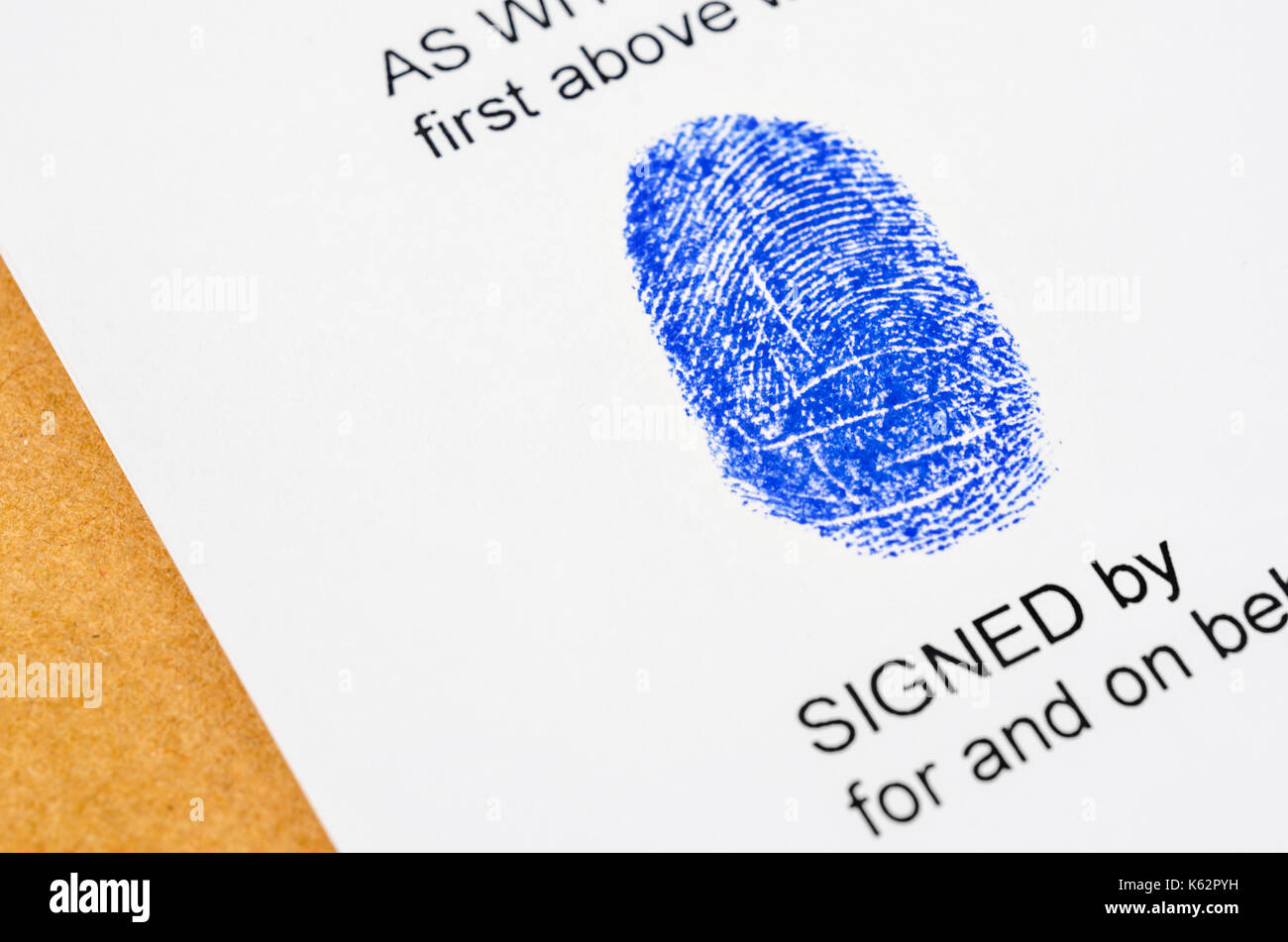 Come ottenere il pollice stampa per la firma sul documento aziendale. Foto Stock