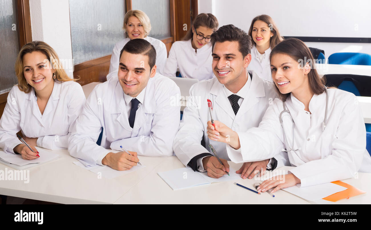 Adulto sorridente spagnolo sanitario durante il programma educativo nella scuola medica Foto Stock