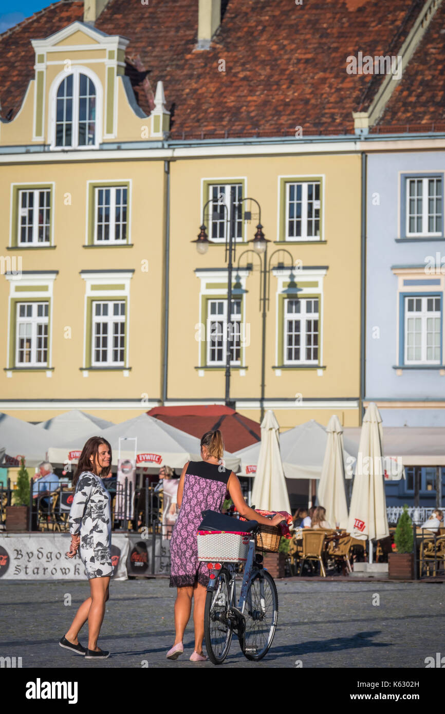 Bydgoszcz, Polonia - Agosto 2017 : due donna a piedi nella piazza della città vecchia a Bydgoszcz (Polonia) Foto Stock