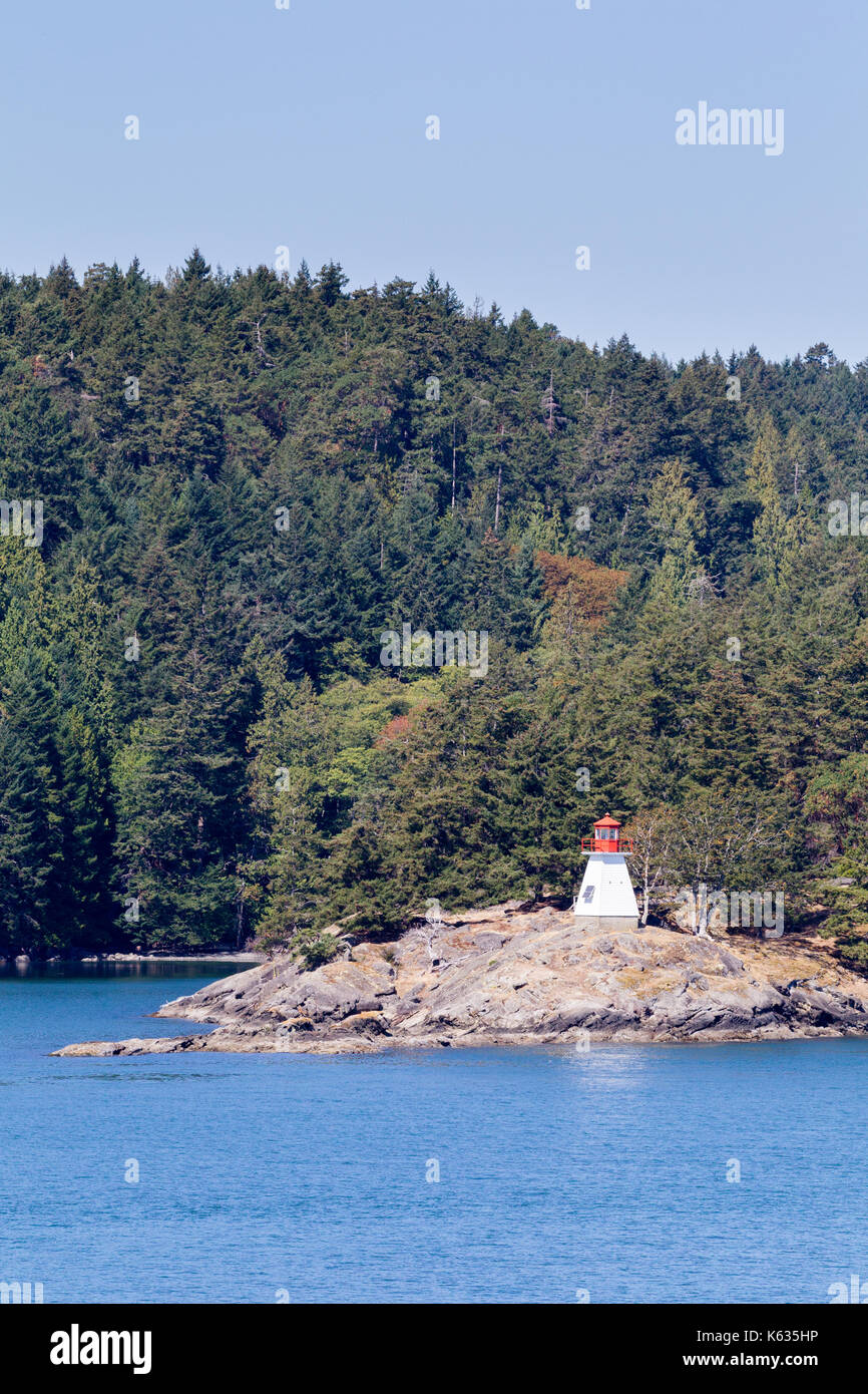 Piccolo faro sulle isole del golfo all'isola di Vancouver, British Columbia, Canada. Foto Stock