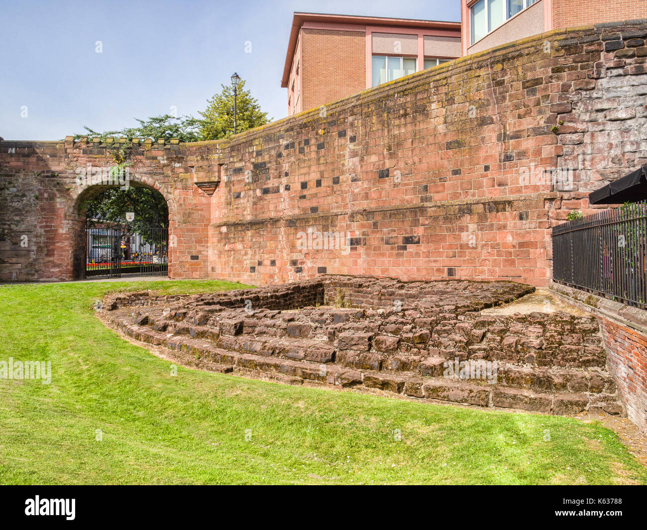 Le fondazioni di una torre angolare, parte della parete della fortezza romana di deva, ora chester. Sulla sinistra è il XVIII secolo wolfgate o vecchio newgate. Foto Stock