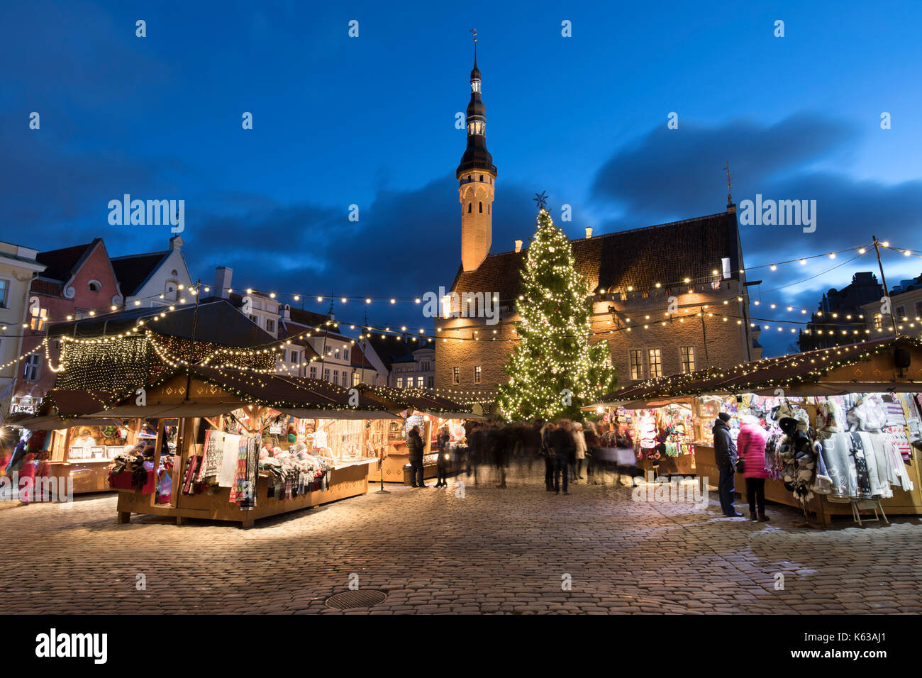 Mercatino di Natale in piazza del municipio (Raekoja plats) e il municipio, la città vecchia di Tallinn, Estonia, europa Foto Stock