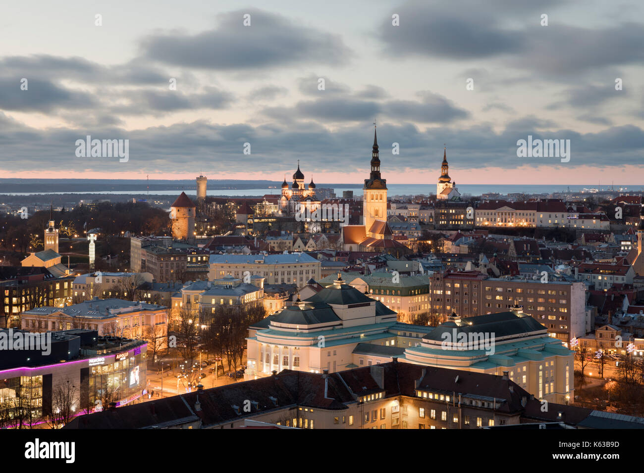 Vista sulla Città Vecchia al tramonto dal Radisson Blu Hotel Tallinn su Ravala puiestee, Tallinn, Estonia, Europa Foto Stock