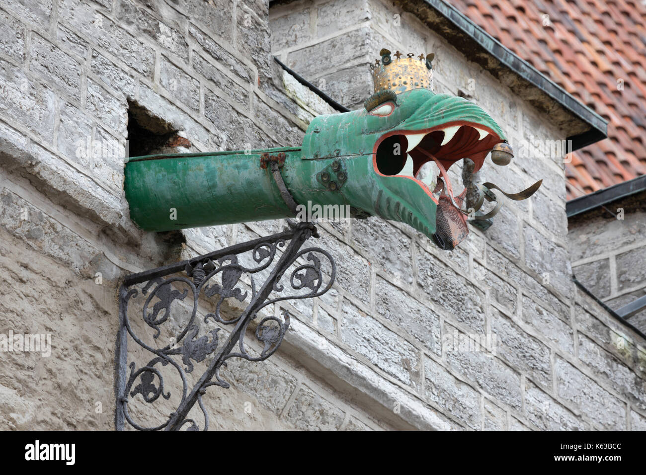 Green Dragon acqua sul tubo di lancio esterno del municipio, piazza del municipio (Raekoja plats), la città vecchia di Tallinn, Estonia, europa Foto Stock