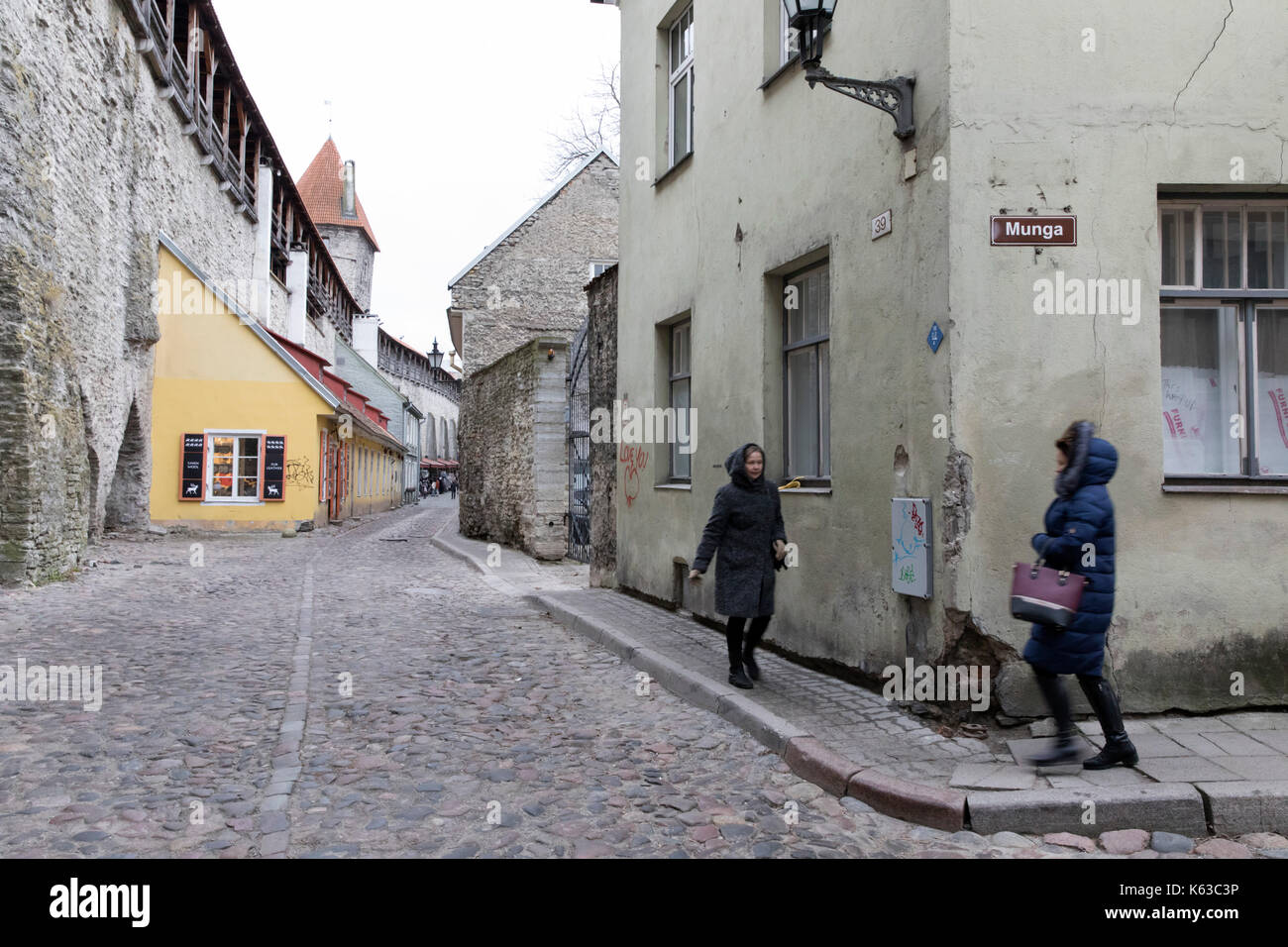 Strada di ciottoli e le mura della città nella città vecchia di Tallinn, Estonia, europa Foto Stock