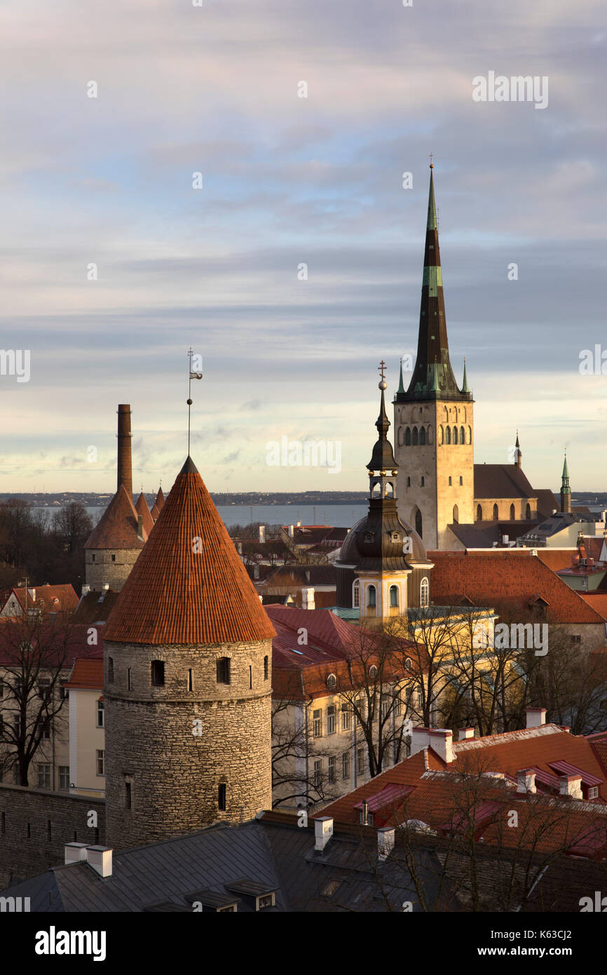 Vista sopra la città vecchia con le torri delle mura della città e la chiesa di Oleviste Patkuli dalla piattaforma di visualizzazione, la Città Vecchia di Tallinn, Estonia, Europa Foto Stock