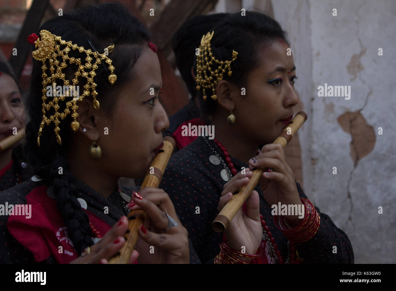 Ragazze sulla loro manifestazione culturale a newari giorno di nuovi anni in hanuman dhoka, Kathmandu. bhimtuna, Nepal smabat Foto Stock