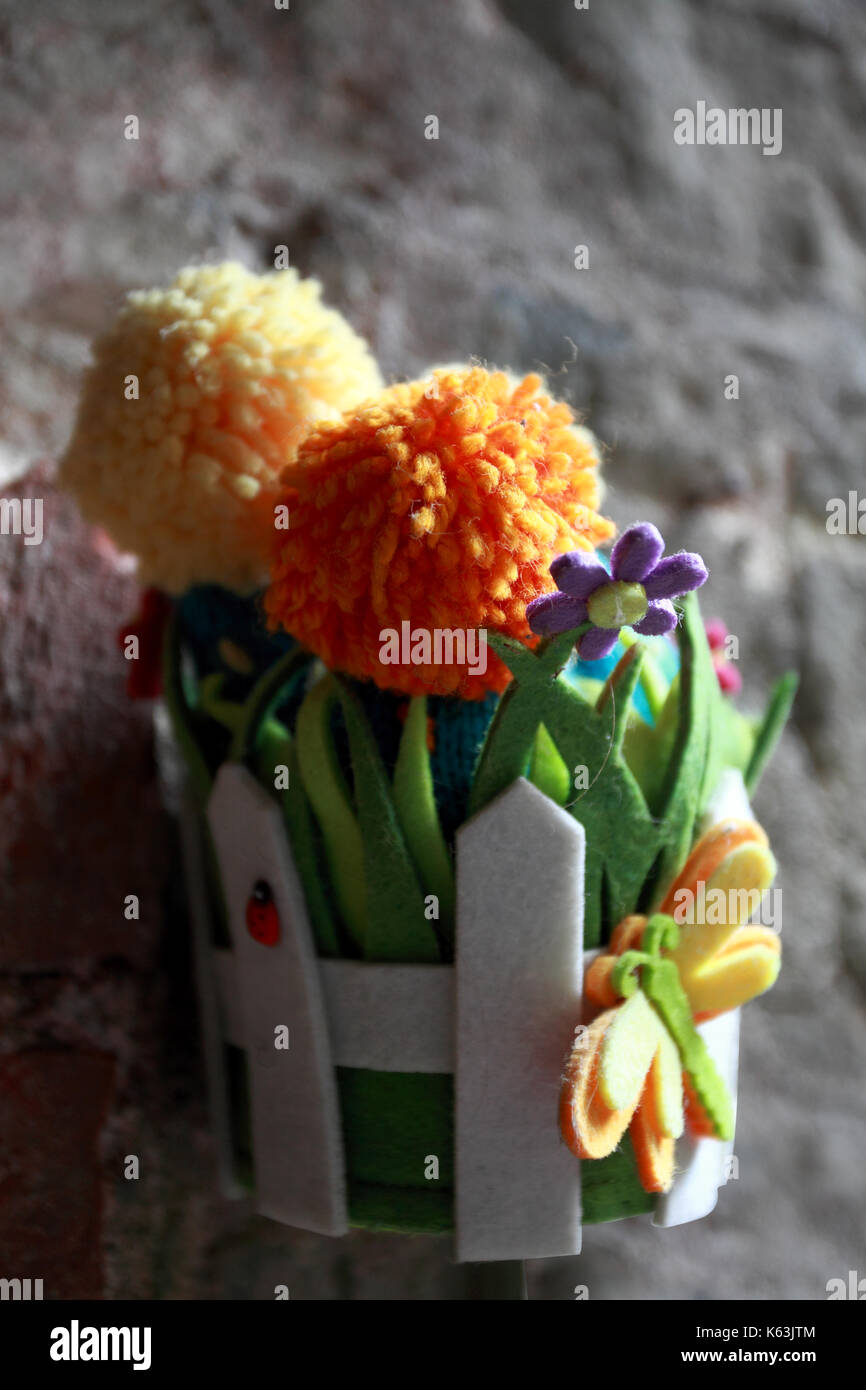 Tessuto decorativo vaso appeso a una parete Foto Stock