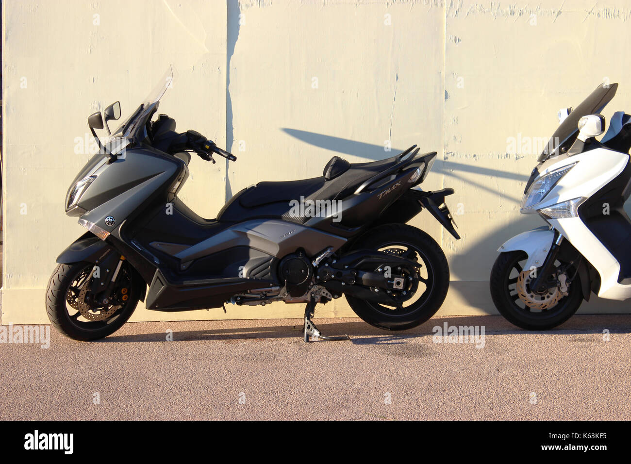 Monte-carlo, Monaco - 12 gennaio 2016: yamaha tmax di quarta generazione (xp530) maxi scooter, 2012 - 2014. sport scooters nella parte anteriore della parete Foto Stock
