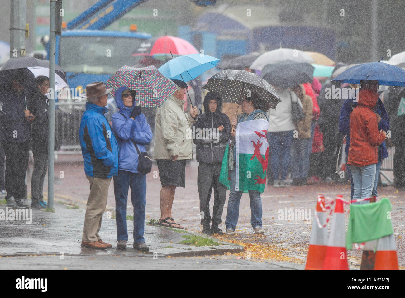 Cardiff Wales, Regno Unito, 10 settembre 2017. La folla coraggioso il tempo umido durante la fase finale dell'ovo energy tour della Gran Bretagna. Foto Stock