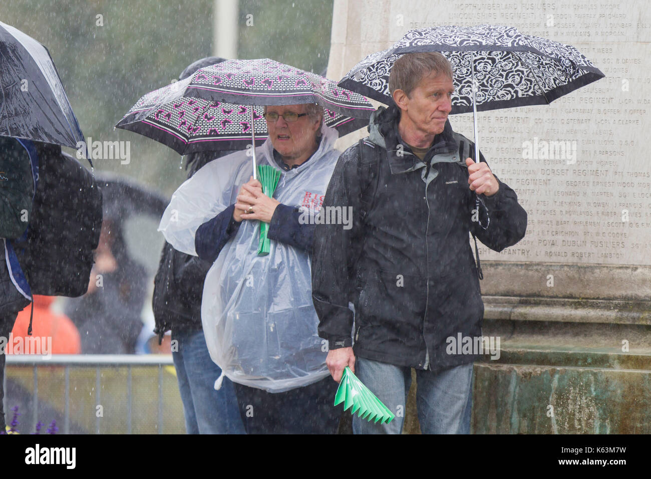 Cardiff Wales, Regno Unito, 10 settembre 2017. La folla coraggioso il tempo umido durante la fase finale dell'ovo energy tour della Gran Bretagna. Foto Stock