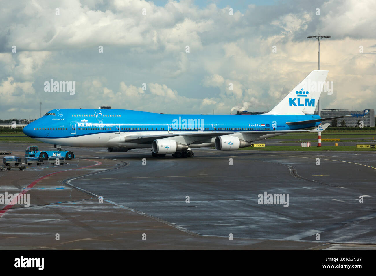 KLM Boeing 747, PH-BFN, all'Aeroporto di Amsterdam Schiphol, essendo spinto indietro pronto per la sua partenza, Foto Stock
