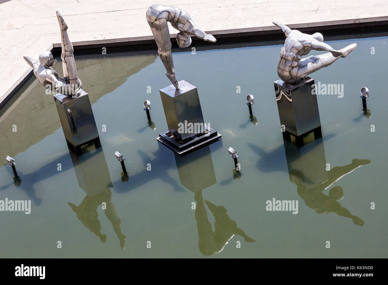 La scultura chiamato tre subacquei di David Martin, parte della cascata Museo di Arte in Yerevan Armenia,. Foto Stock