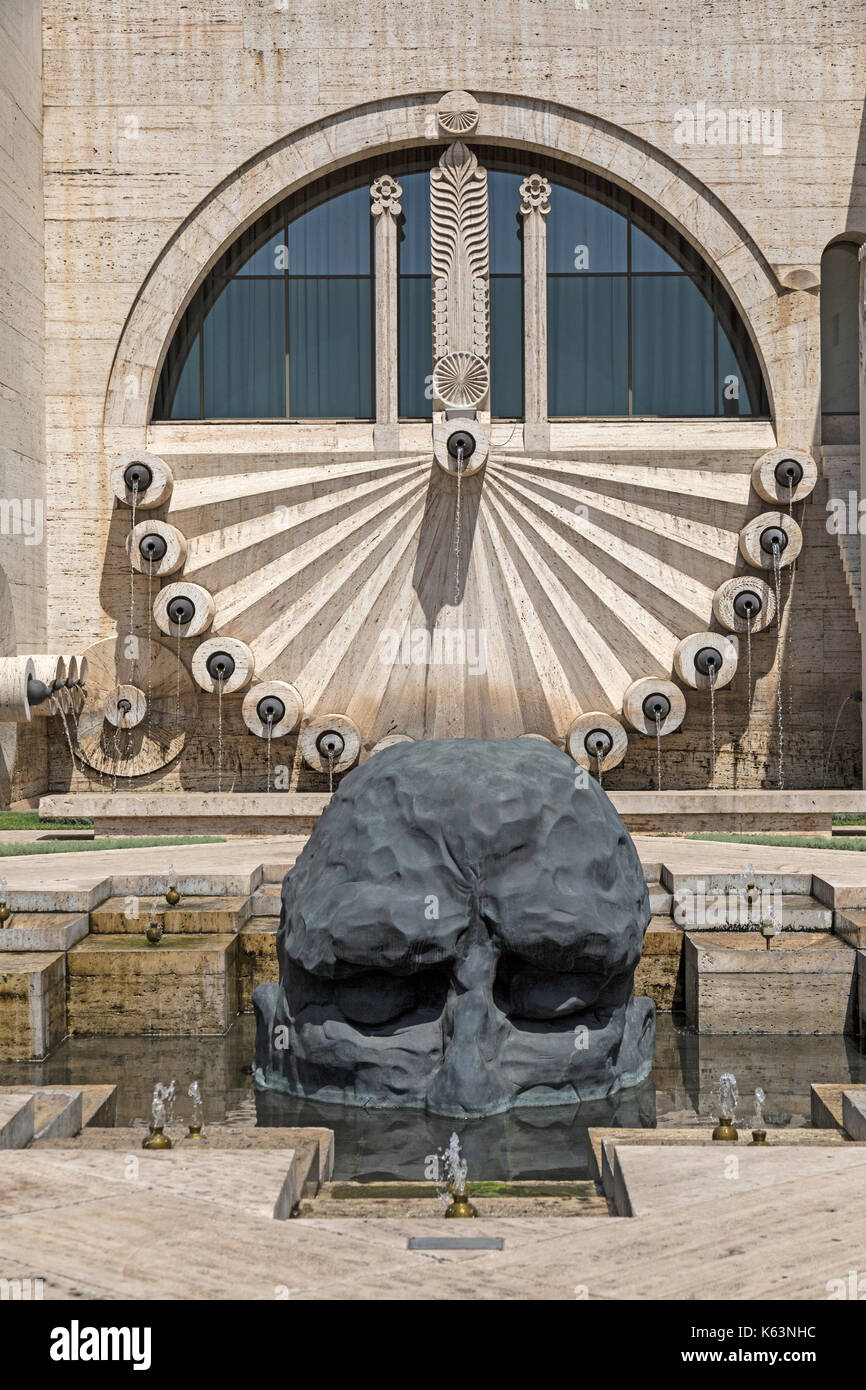 Scultura intitolata Il visitatore dall'artista David Breuer-Weil, parte della cascata Museo di Arte in Yerevan, Armenia. Foto Stock