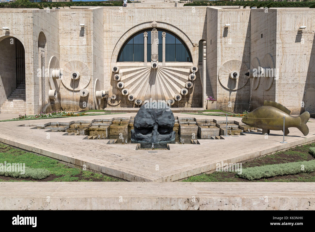 Scultura intitolata Il visitatore dall'artista David Breuer-Weil, parte della cascata Museo di Arte in Yerevan, Armenia. Foto Stock
