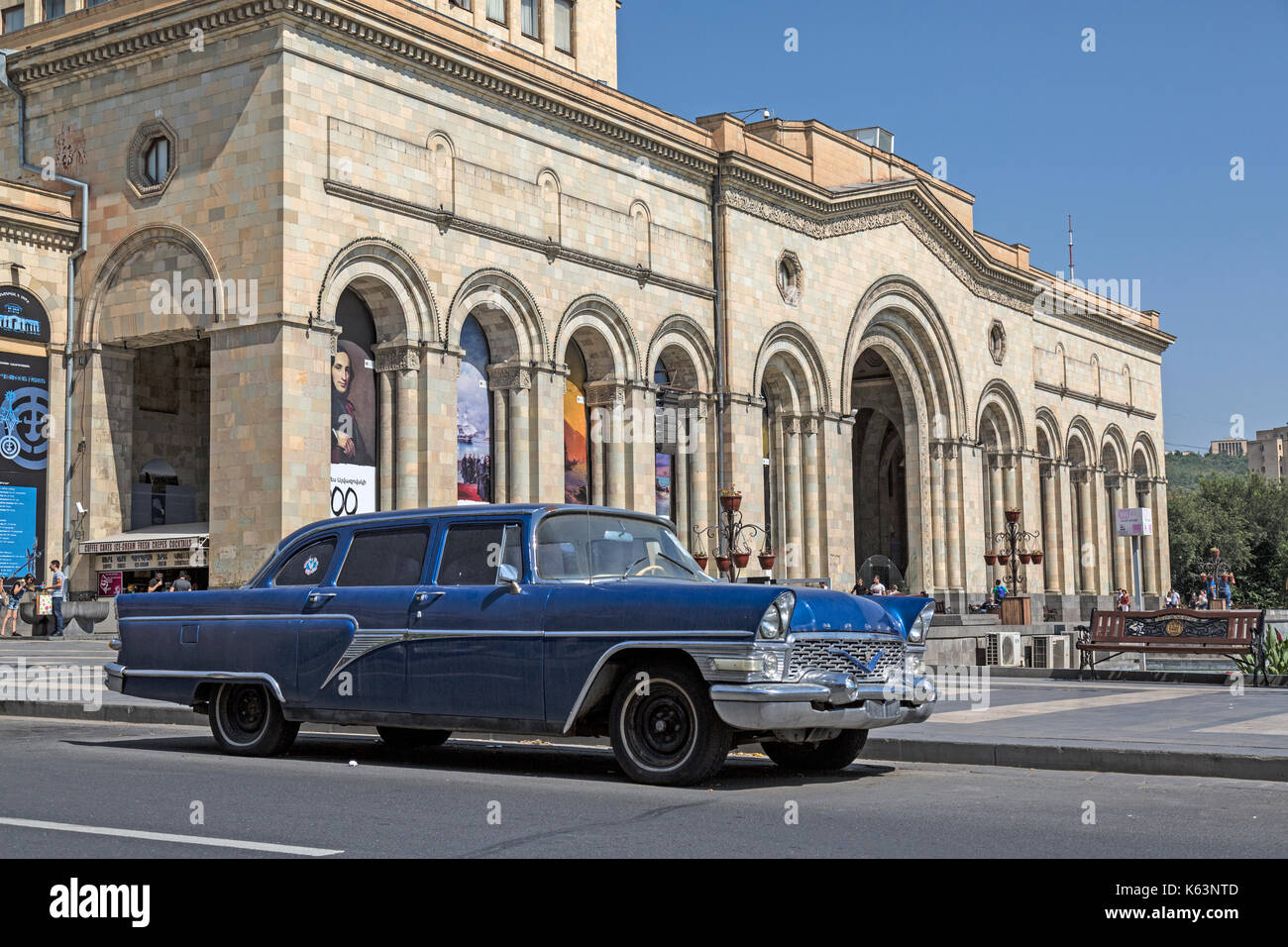 Edifici sulla piazza della Repubblica a Yerevan, Armenia, con un classico russo Gaz Chaika auto. Foto Stock