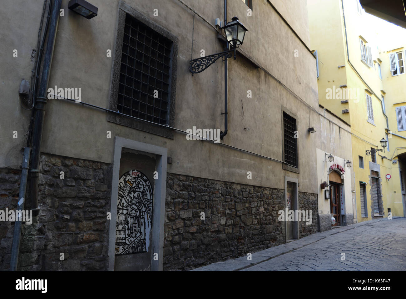 Bianco e nero street art su una strada laterale. Firenze, Italia. Foto Stock