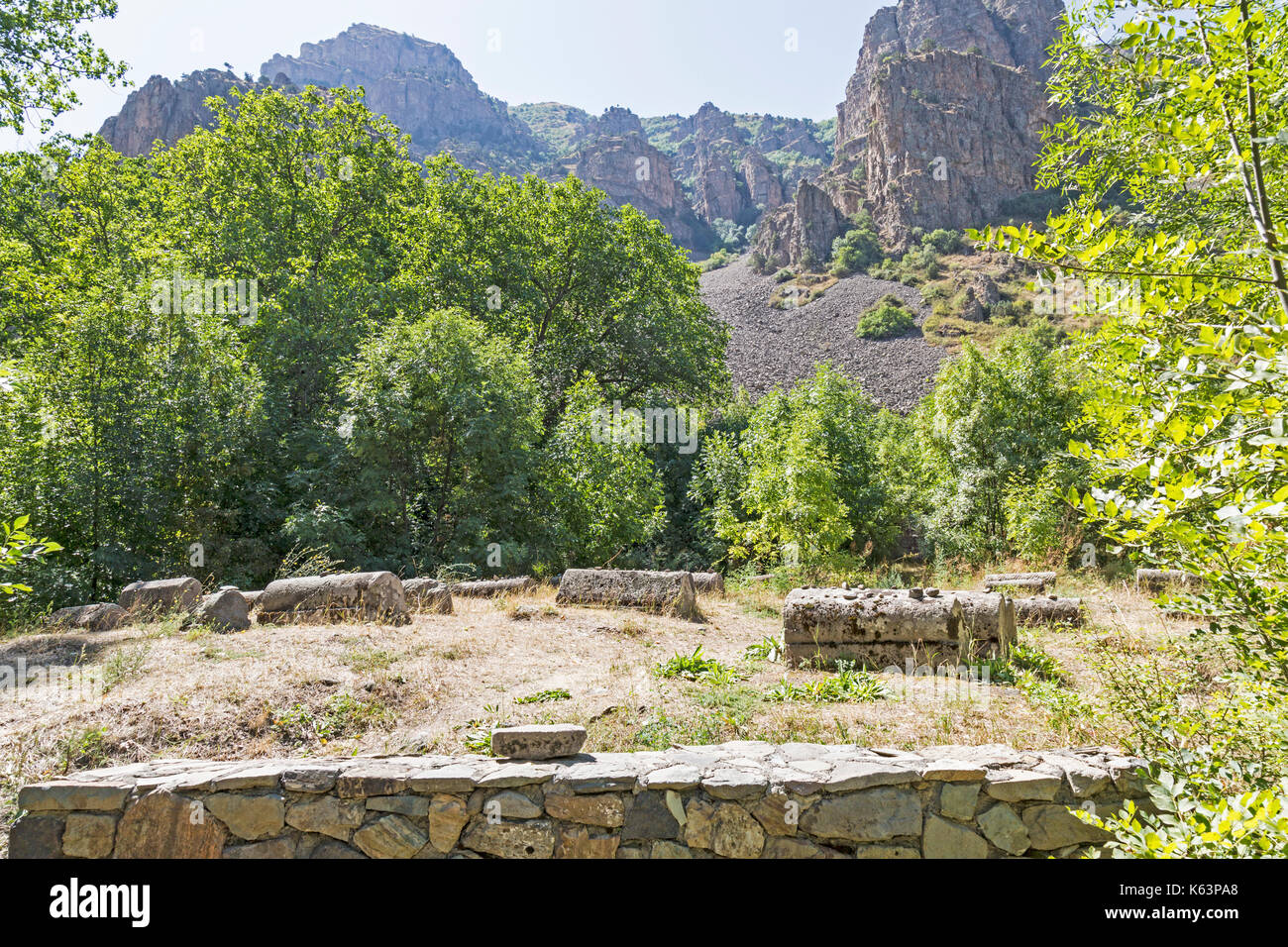 Antiche tombe a Yeghegis cimitero ebraico in Armenia. Tra il XIII e il XIV secolo. Iscrizioni ebraiche sono chiaramente visibili su alcune tombe. Foto Stock