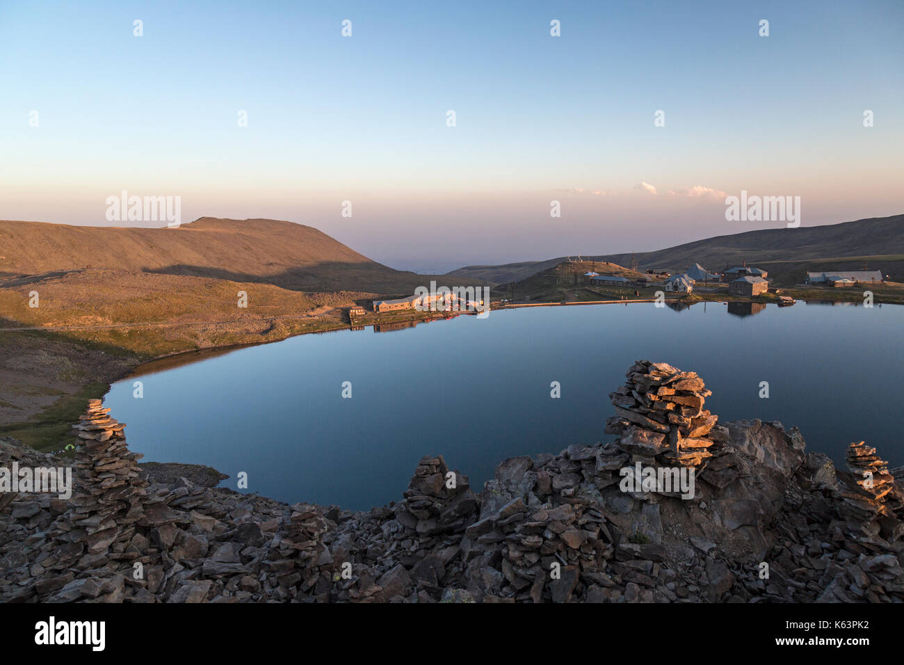 Kari Litch (pietra lago), sotto il monte Aragats in Armenia. Si tratta di 3190 m sopra il livello del mare ed ha un perimetro di 1.150 m. Foto Stock