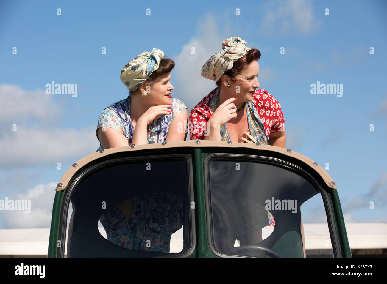Pulizia Vintage Girls at Goodwood 2017 Riunione, Goodwood race track, organizzata dalla British Automobile Club Racing, West Sussex, in Inghilterra, Regno Unito Foto Stock