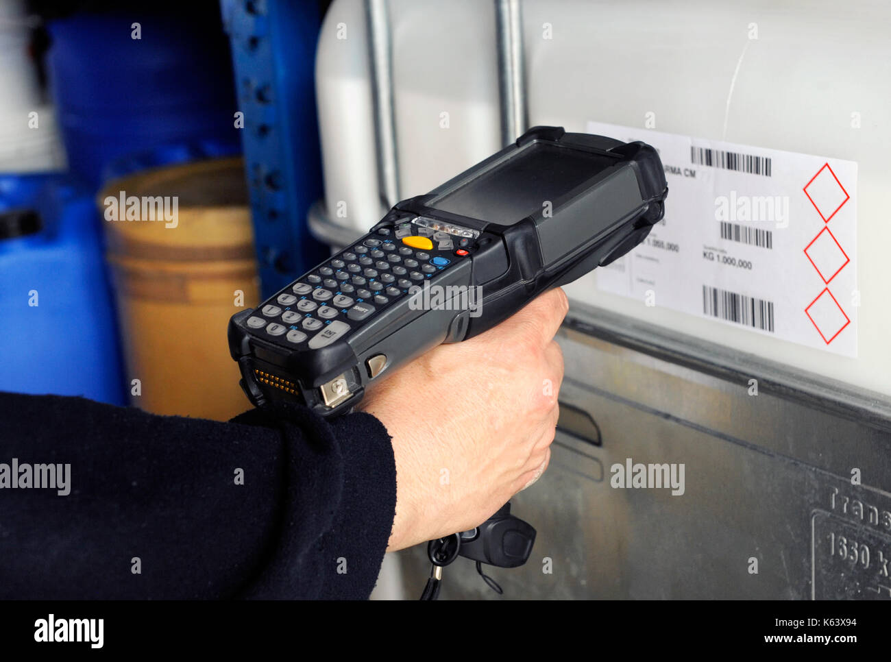 Mano umana tenendo uno scanner di codici a barre per i codici di scansione Foto Stock