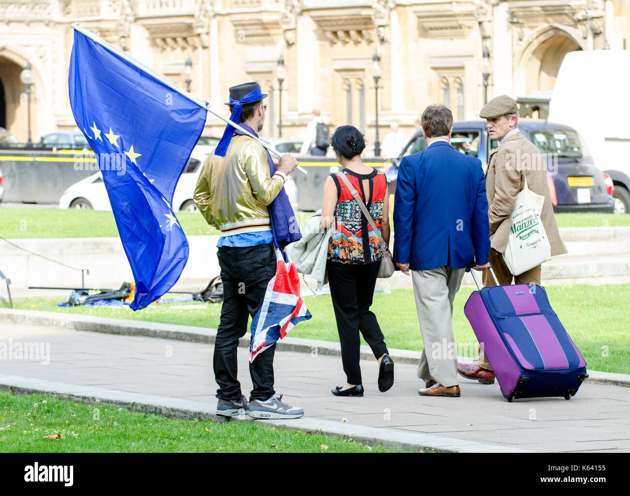 Gawain towler (ukip press officer, destra) con Gerard Batten mep (ukip brexit portavoce) e sua moglie passano un pro-Europa protester, Londra 7 septembe Foto Stock