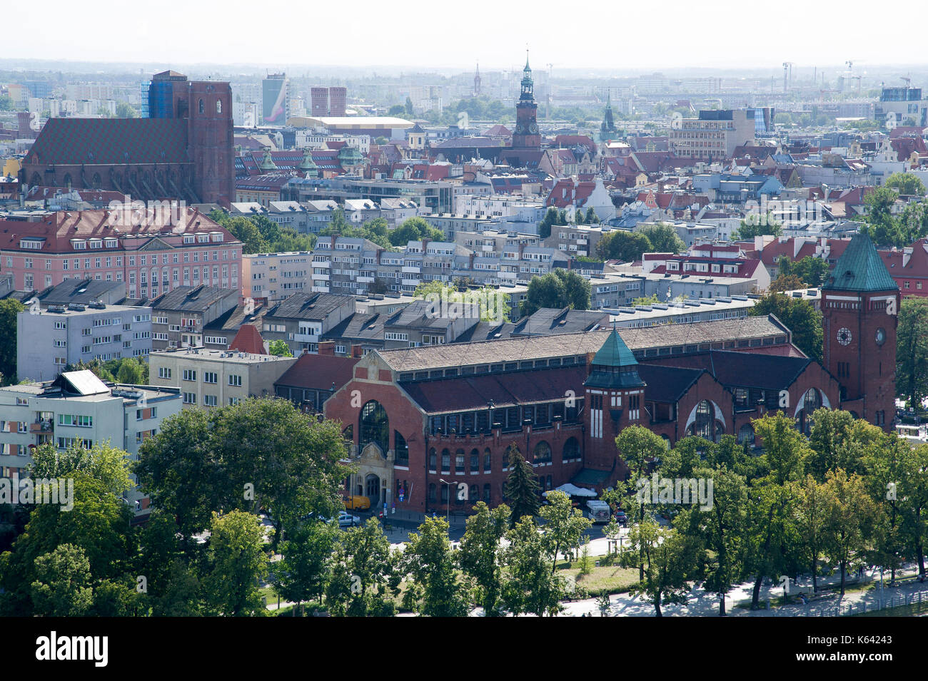 Hala Targowa (Wroclaw Market Hall) di Richard Pluddemann e Heinrich Kuster, gotica kosciol Sw. Marii Magdaleny (St. Maria Maddalena chiesa) e vecchio T Foto Stock