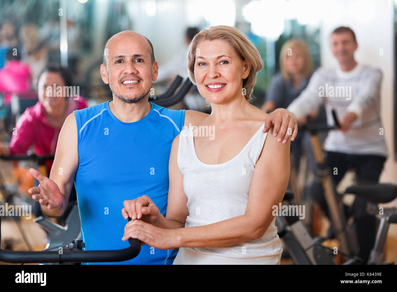 Attività sportive felice coppia piacevole in un fitness club con gli amici Foto Stock