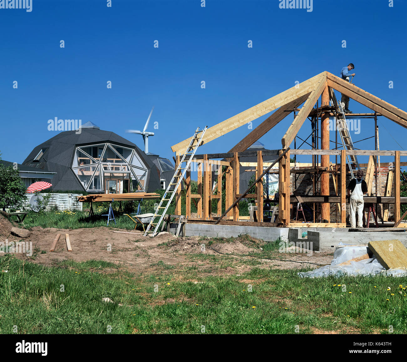 La formatura di una cornice di legno per una casa a cupola, dyssekilde eco-villaggio, Danimarca Foto Stock