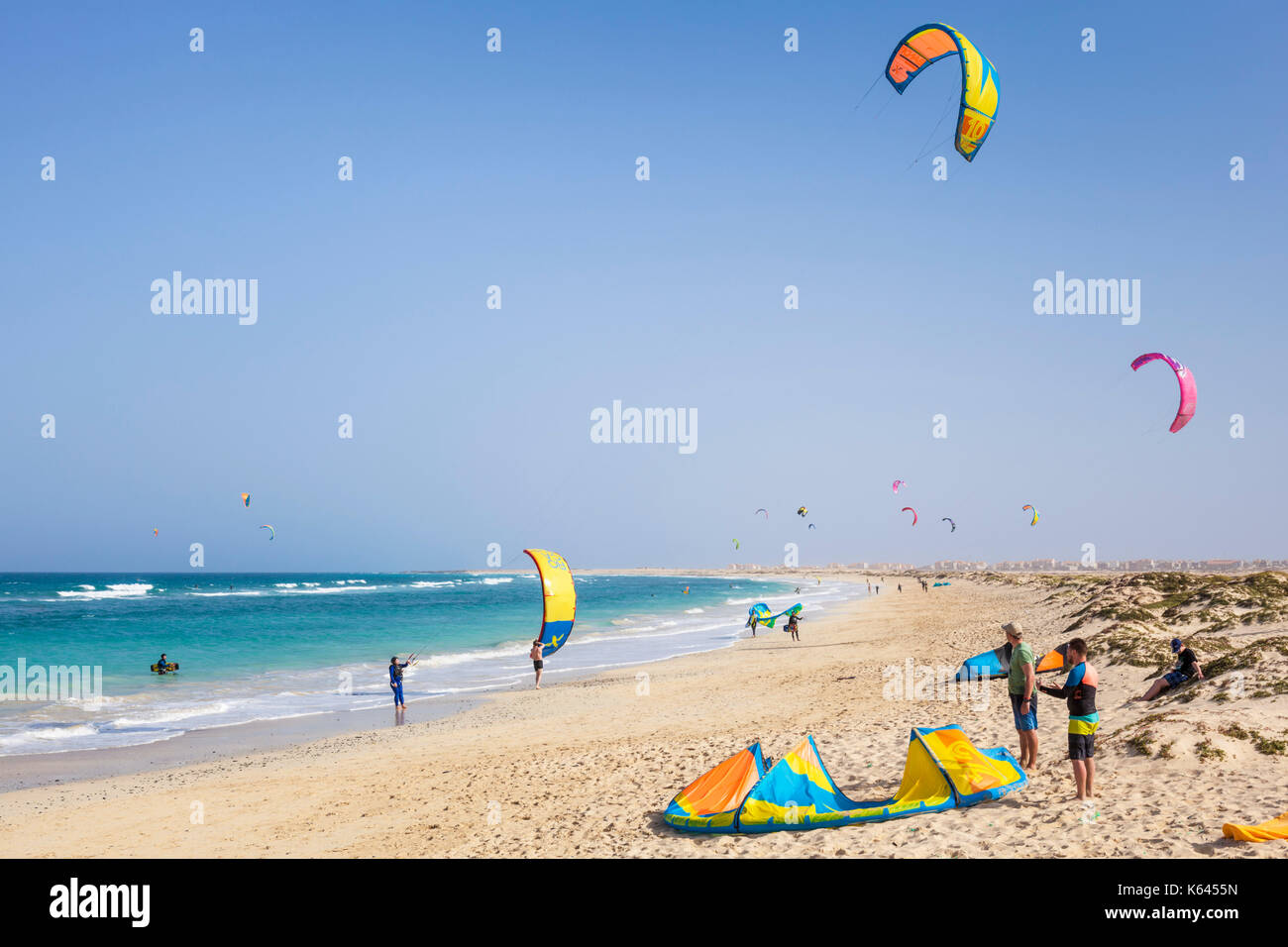Capo Verde SAL Kite-surf e kite surf kite sulla spiaggia Praia da Fragata, Costa da Fragata, Santa Maria, Sal Capo Verde Foto Stock