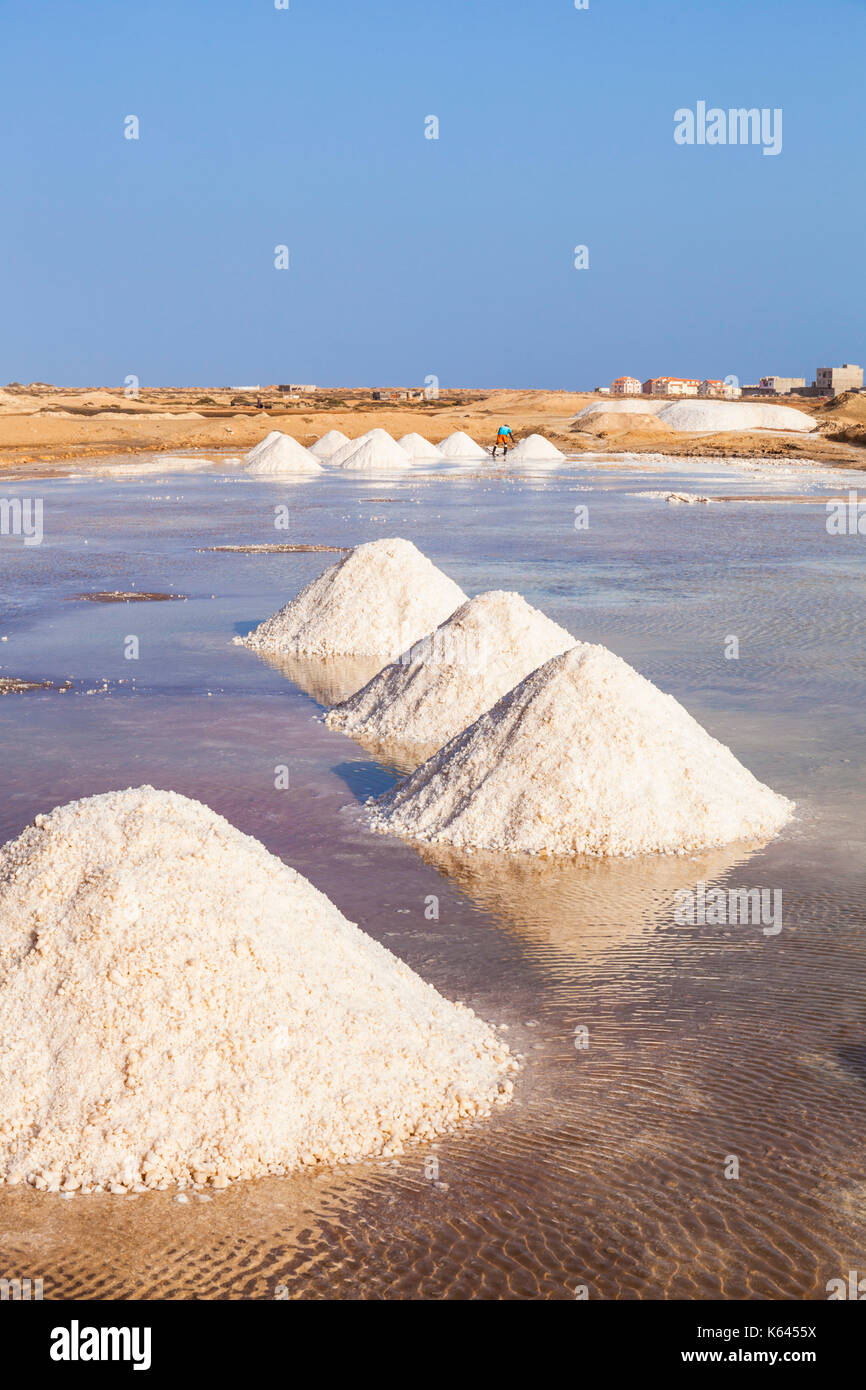 Capo Verde SAL pile di sale raccolto dalle naturali saline a Salinas, appena fuori da Santa Maria, Isola di Sal Capo Verde Foto Stock