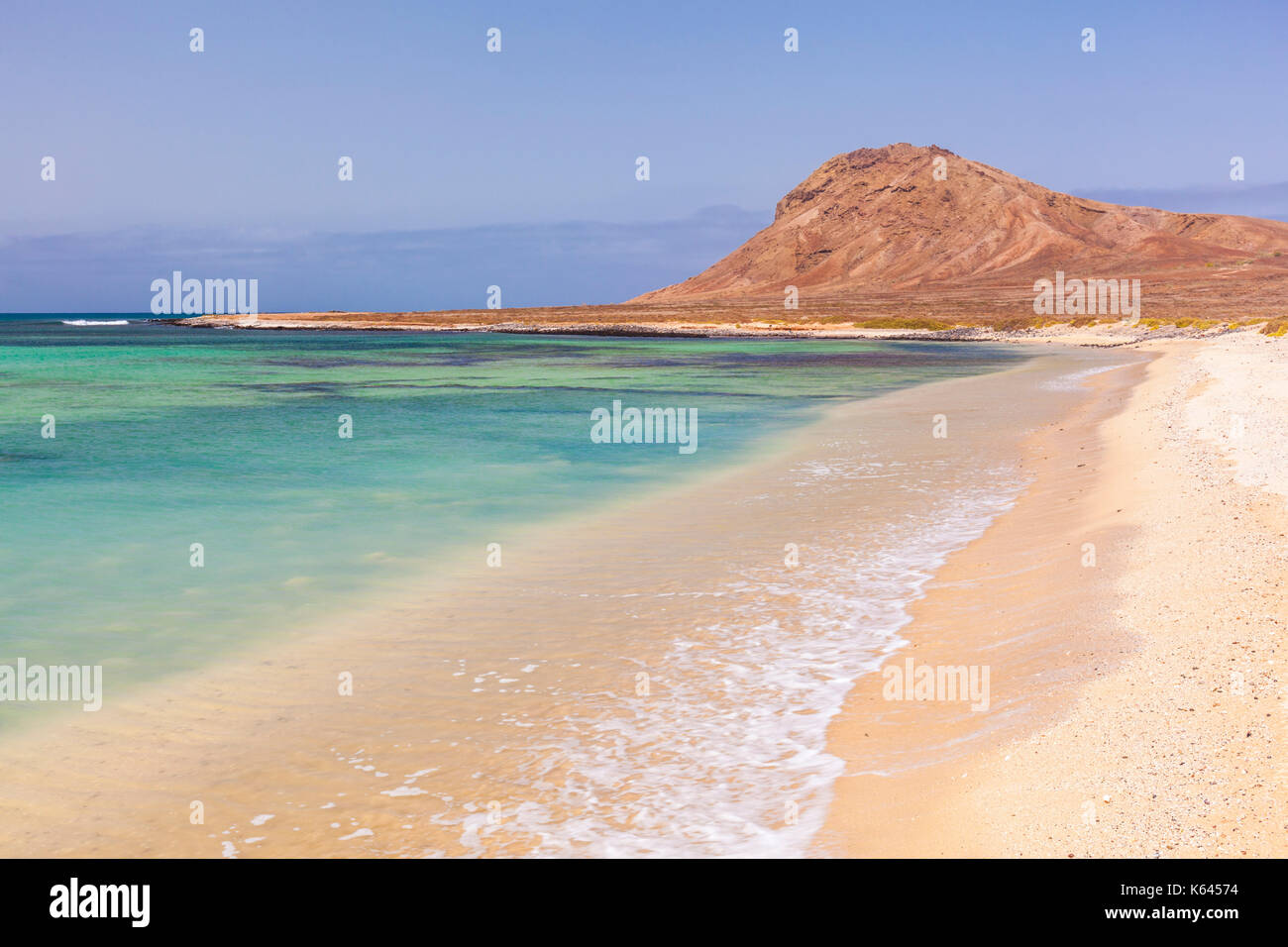 Capo Verde SAL vuoto spiaggia sabbiosa e baia vicino a Monte Leao mountain (Sleeping Lion montagna), Isola di Sal, Capo Verde, Oceano Atlantico, Africa Foto Stock