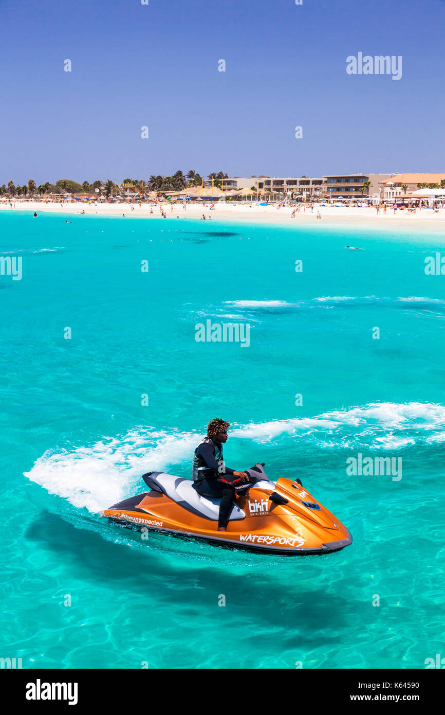 Capo Verde SAL turista a cavallo di un jet ski off Santa maria spiaggia Praia de Santa Maria, Santa Maria, Sal Capo Verde Foto Stock