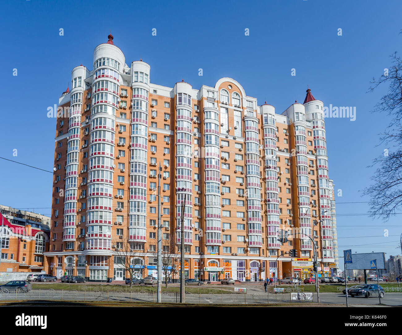 Kiev, Ucraina - 8 marzo 2014: edifici moderni in timoshenko boulevard, nel Obolon distretto di Kiev, in Ucraina. Foto Stock
