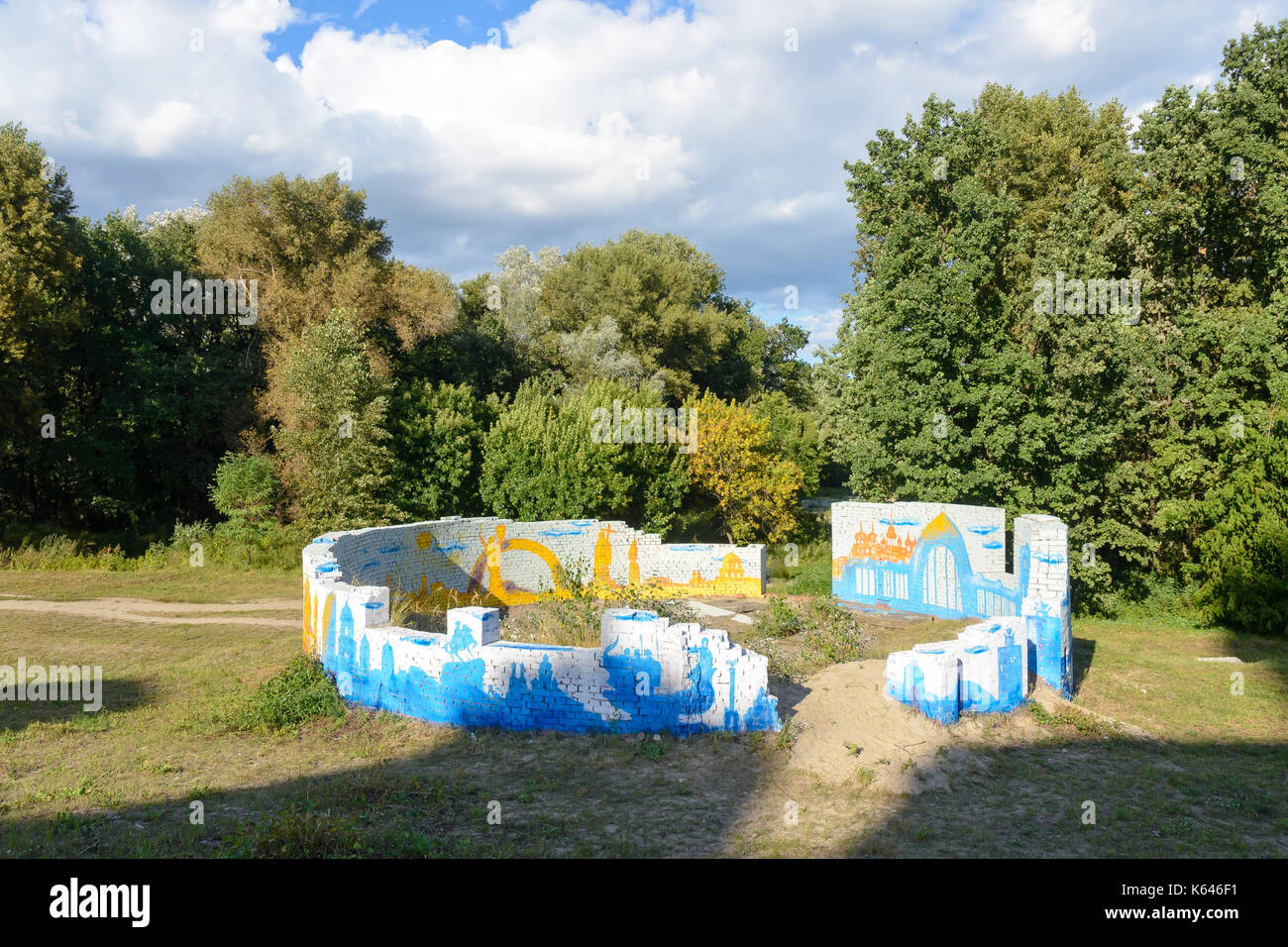 Kiev, Ucraina - 29 agosto 2014: poco "Colosseo" con illustrazione del rappresentante di elementi architettonici di Kiev, nel parco natalka di kie Foto Stock