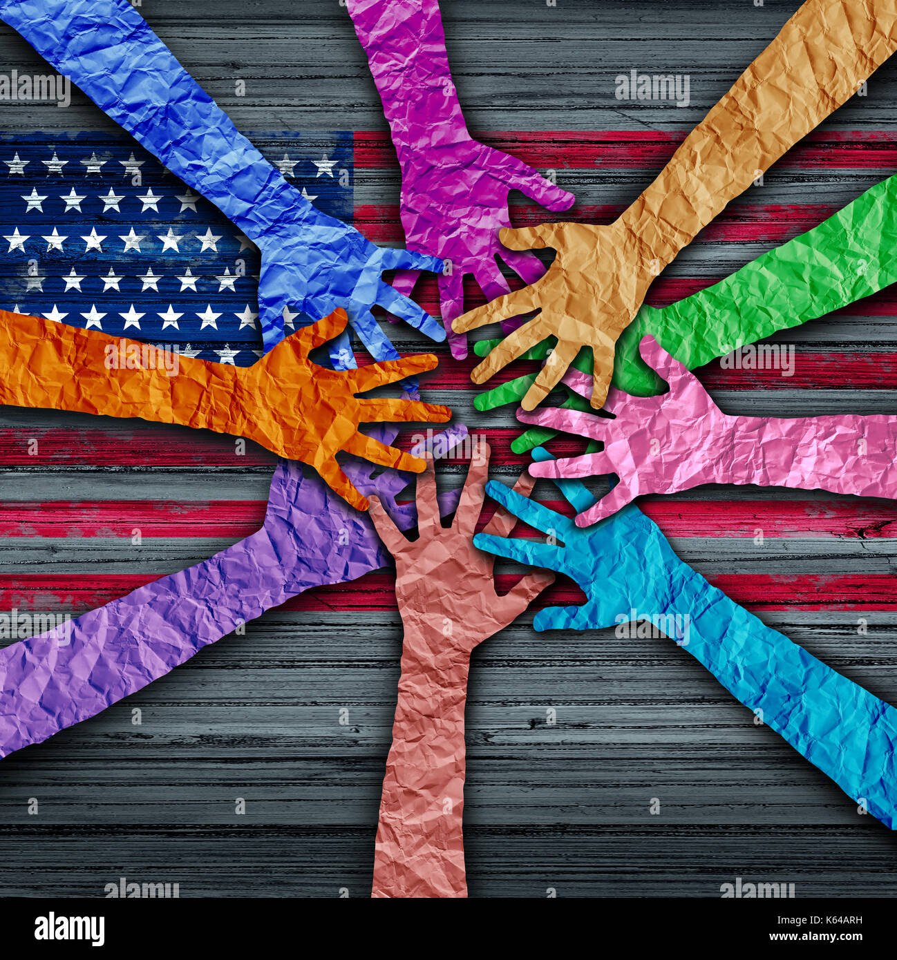 Diversità americano tenendo come diverse mani fatte di carta sgualcita collegati insieme come un concetto per il cittadino della solidarietà e patriottico. Foto Stock