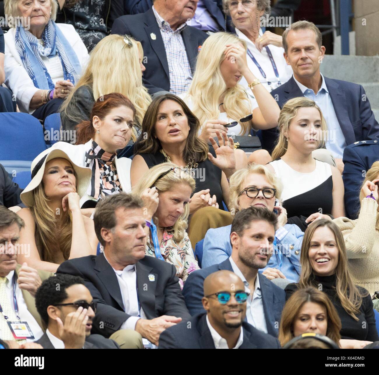 Lavaggio, NY, Stati Uniti d'America. Decimo Sep, 2017. savannah guthrie, Debra Messing, Mariska Hargitay, Philip schneider, Hillary Swank di presenze per us open tennis championships - sun, Arthur Ashe Stadium, lavaggio, NY, 10 settembre 2017. Credito: lev radin/everett raccolta/alamy live news Foto Stock