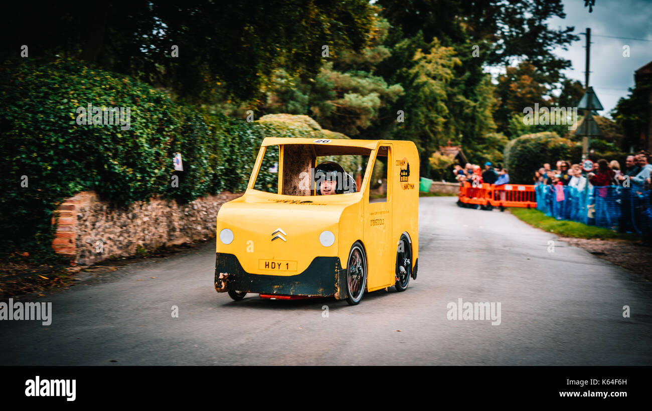 Cookham, UK. Decimo Sep, 2017. partecipante nel XI gravità grand prix che ha avuto luogo a cookham, berkshire, Regno Unito al decimo mese di settembre 2017. I fondi raccolti dalla carità evento karting è andato a valle del Tamigi Air Ambulance. Credito: worsfold/alamy live news Foto Stock