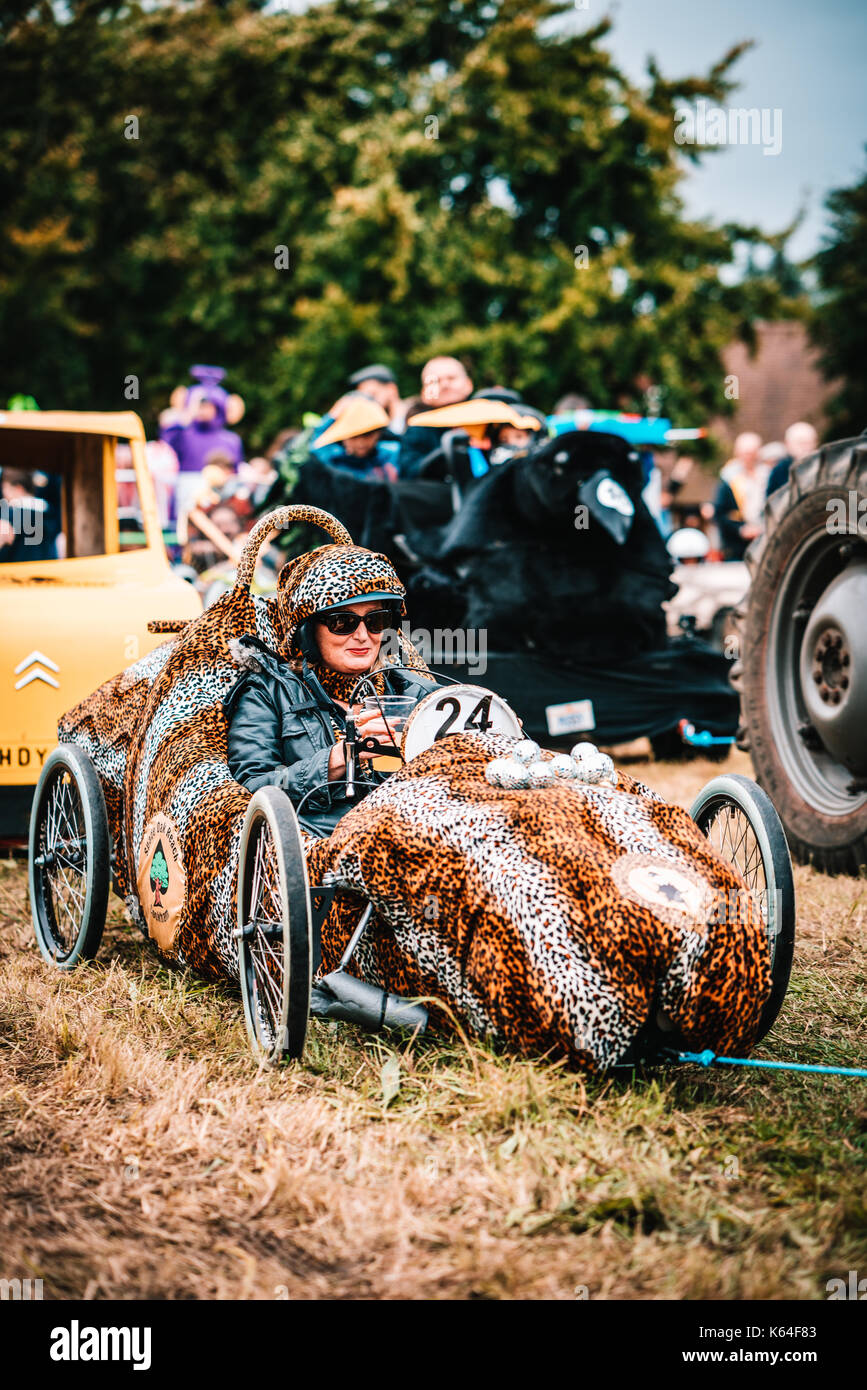 Cookham, UK. Decimo Sep, 2017. "Theresa Maggio scarpe dell' kart, un partecipante nel XI gravità grand prix che ha avuto luogo a cookham, berkshire, Regno Unito al decimo mese di settembre 2017. I fondi raccolti dalla carità evento karting è andato a valle del Tamigi Air Ambulance. Credito: worsfold/alamy live news Foto Stock