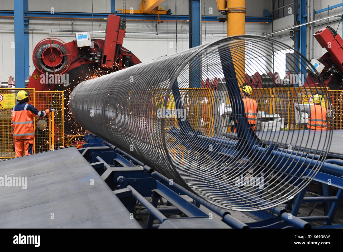 Un tubo di acciaio è rivestito in calcestruzzo in wasco rivestimento vegetale sull'isola ruegen, Germania, 11 settembre 2017. Il peso di calcestruzzo rivestimento è necessario fornire le tubazioni con una sufficiente stabilità sul fondo del mare. wasco·s rivestimento vegetale in mukran fornirà rivestimenti in calcestruzzo servizi per circa 90.000 tubi; le tubazioni rivestite saranno portavamo ad interim storages lungo la pipeline proiettata dalla nave. photo: Stefan Sauer/dpa Foto Stock