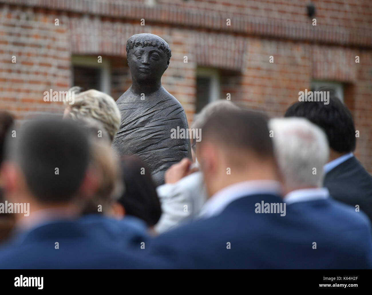 Trebnitz, Germania. Undicesimo Sep, 2017. la scultura in bronzo "giovani dormienti sappho " da artista Gustav seitz è sul display all'apertura del nuovo museo su seitz all'istruzione e meeting center in trebnitz, Germania, 11 settembre 2017. circa 4.500 disegni, grafici, note di pezzi di mobilio, modelli e 170 sculture in bronzo sono parte della collezione al castello di trebnitz. Il permament mostra solo pochi di essi. Uno dei pezzi più famosi di seitz è il kaethe kollwitz memorial al kaethe kollwitz sqaure a Berlino. photo: Patrick pleul/dpa-zentralbild/zb/dpa/alamy live news Foto Stock