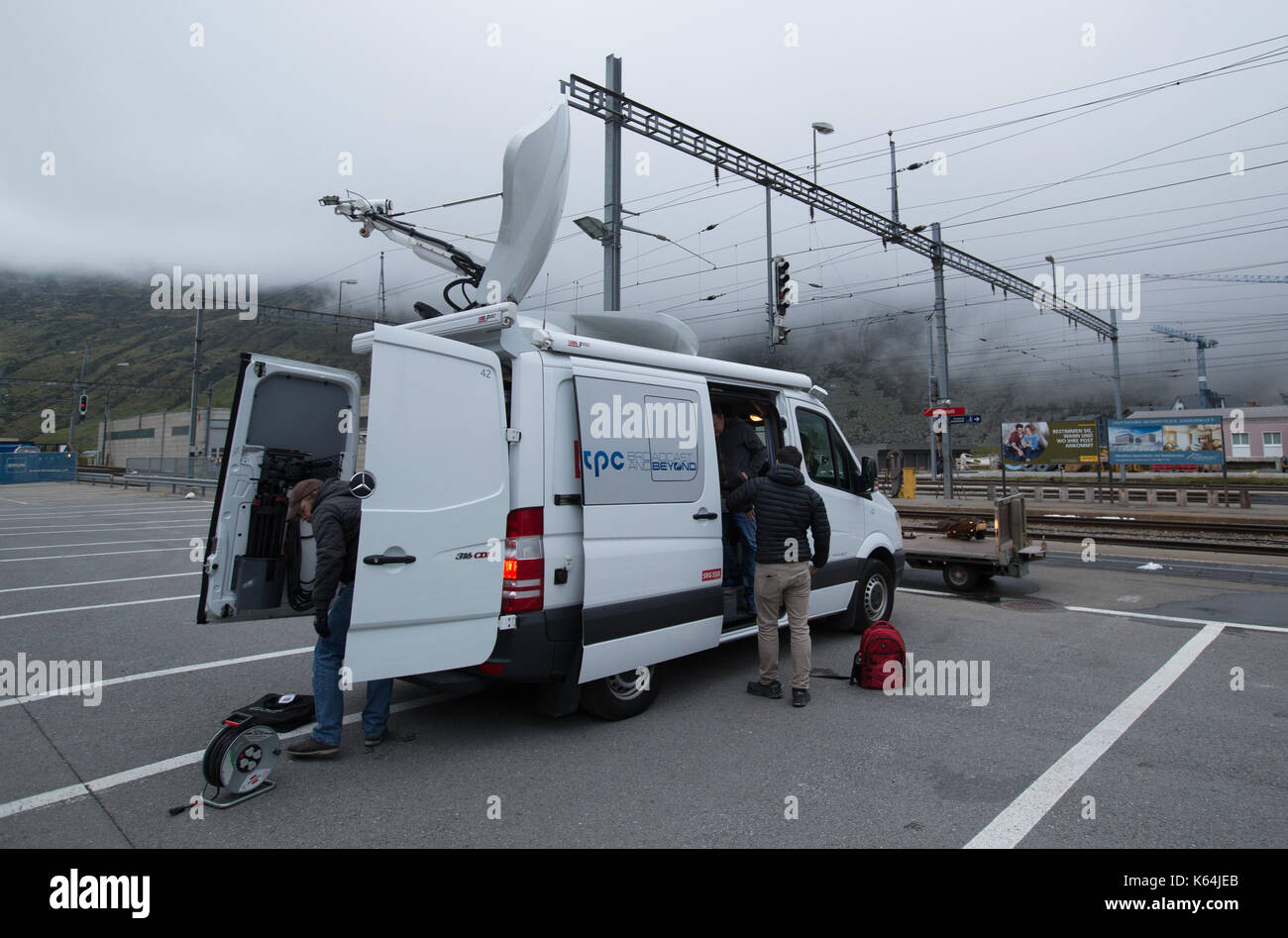 (170911) -- uri (Svizzera), sept. 11, 2017 (Xinhua) -- una televisione van è visto a andermatt stazione ferroviaria nel canton Uri, centro-sud della Svizzera, sett. 11, 2017. due treni si sono scontrate nel centro-sud della città svizzera di andermatt attorno alle 11:30 il lunedì mattina, il ferimento di circa trenta persone, la polizia locale ha detto. (Xinhua/xu jinquan) Foto Stock