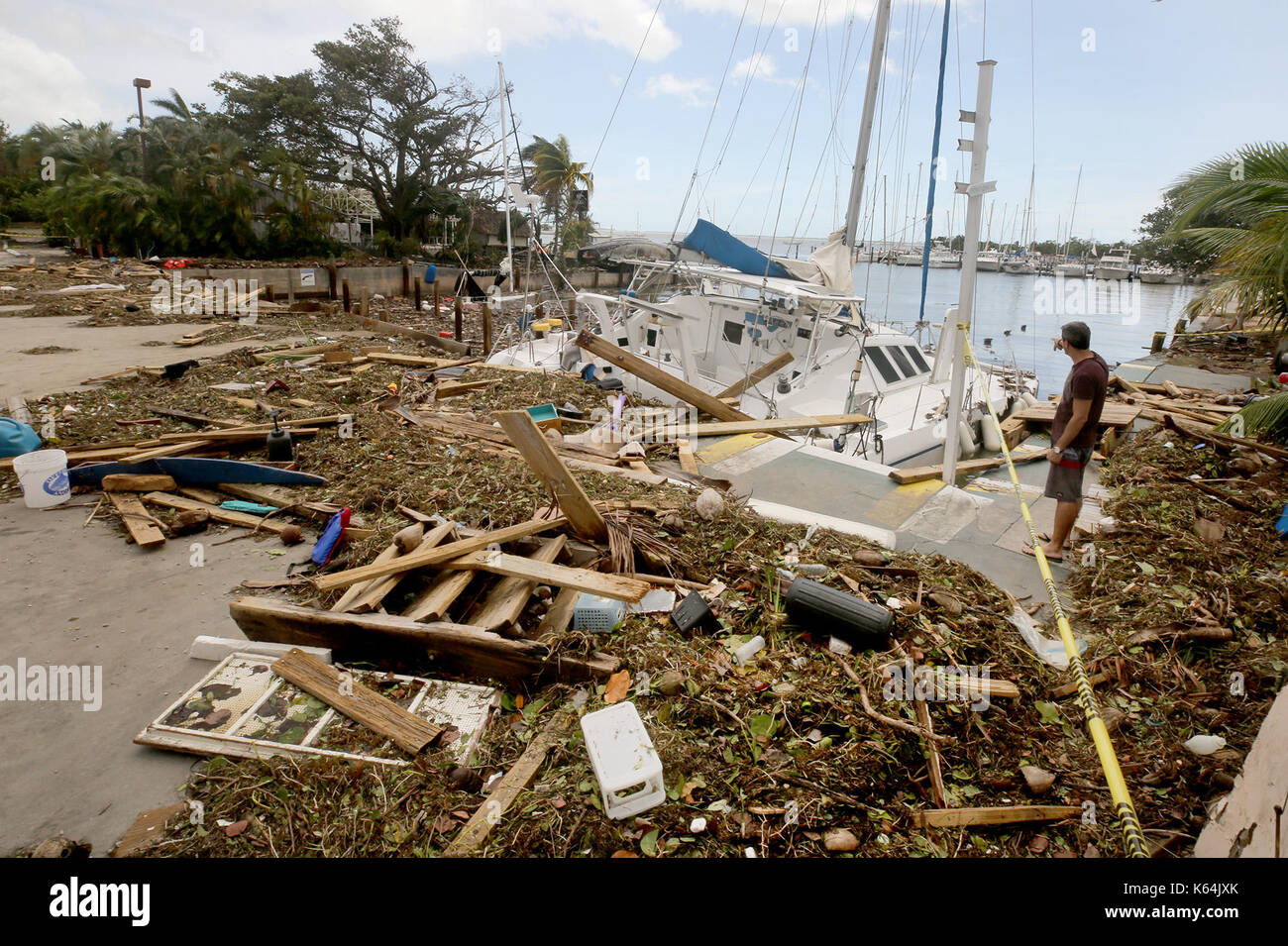 Miami, FL, Stati Uniti d'America. Undicesimo Sep, 2017. una barca a vela si è schiantato e ha fracassato al tasto cena marina in Miami. Mike stocker, South Florida sun-sentinel credito: sun-sentinel/zuma filo/alamy live news Foto Stock