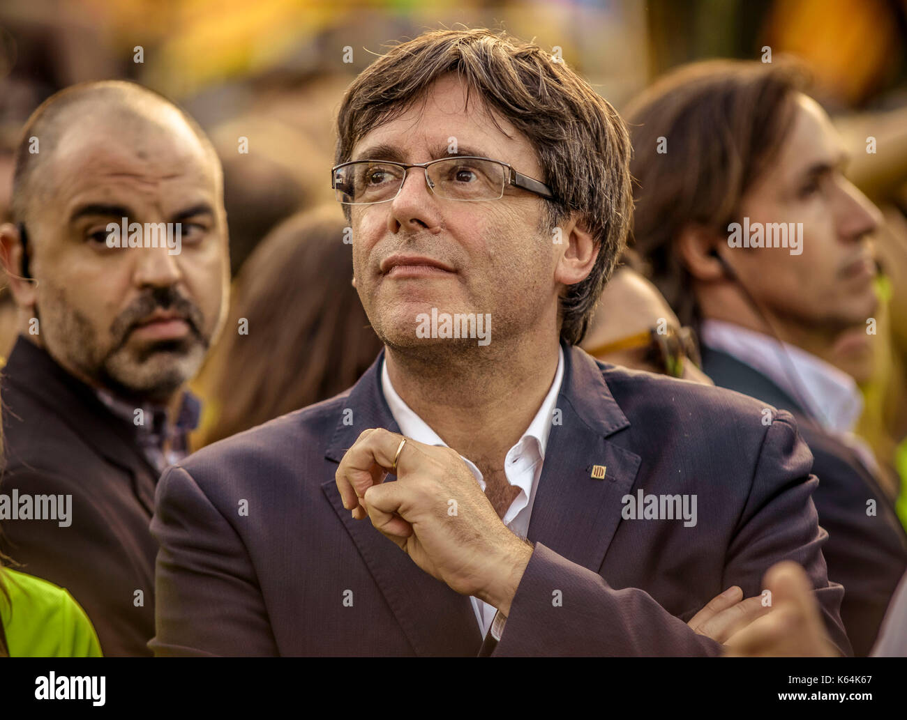 Barcellona, Spagna. Undicesimo Sep, 2017. Presidente catalano carles puigdemont (c) è visto tra migliaia di manifestanti a Barcellona la Catalogna posto sulla giornata nazionale, 'la diada', 20 giorni in anticipo di un referendum previsto circa la secessione dalla Spagna credito: Matthias oesterle/alamy live news Foto Stock